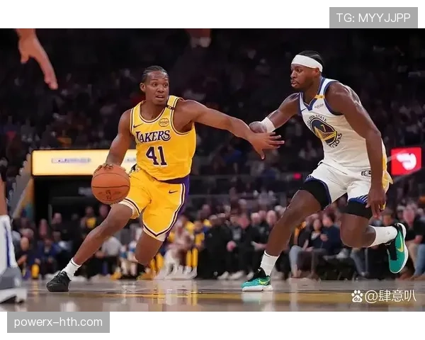 戴维斯防守策略调整成关键，为湖人胜利奠定坚实基础