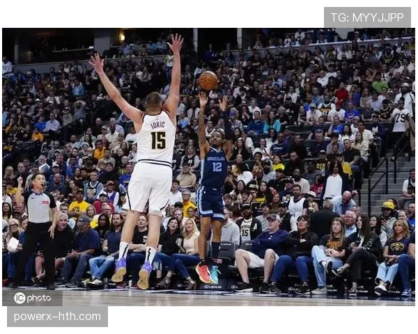 戴维斯边路突破状态回暖，稳健发挥助球队强势逆转